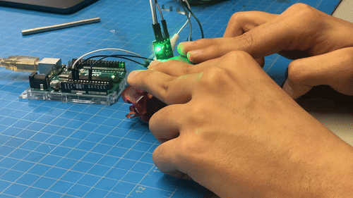 Video demo: when staples drop below ~15, the low‑staple LED turns on